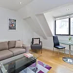 Red Lion Court By City2Stay