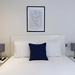 Red Lion Court By City2Stay